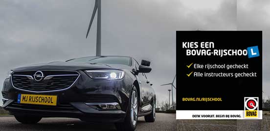 Lesauto van MJ Rijschool uit Alkmaar met BOVAG-banner en windmolen op achtergrond